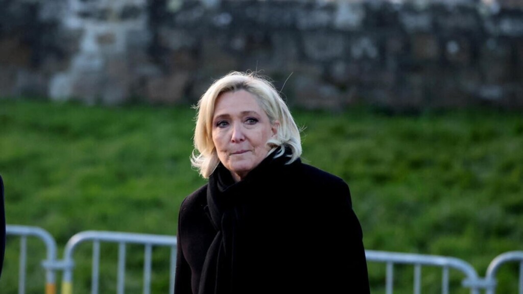 Marine Le Pen garde précieusement le cadeau offert par Brigitte Bardot, un objet cher à ses yeux Marine Le Pen garde précieusement le cadeau offert par Brigitte Bardot, un objet cher à ses yeux