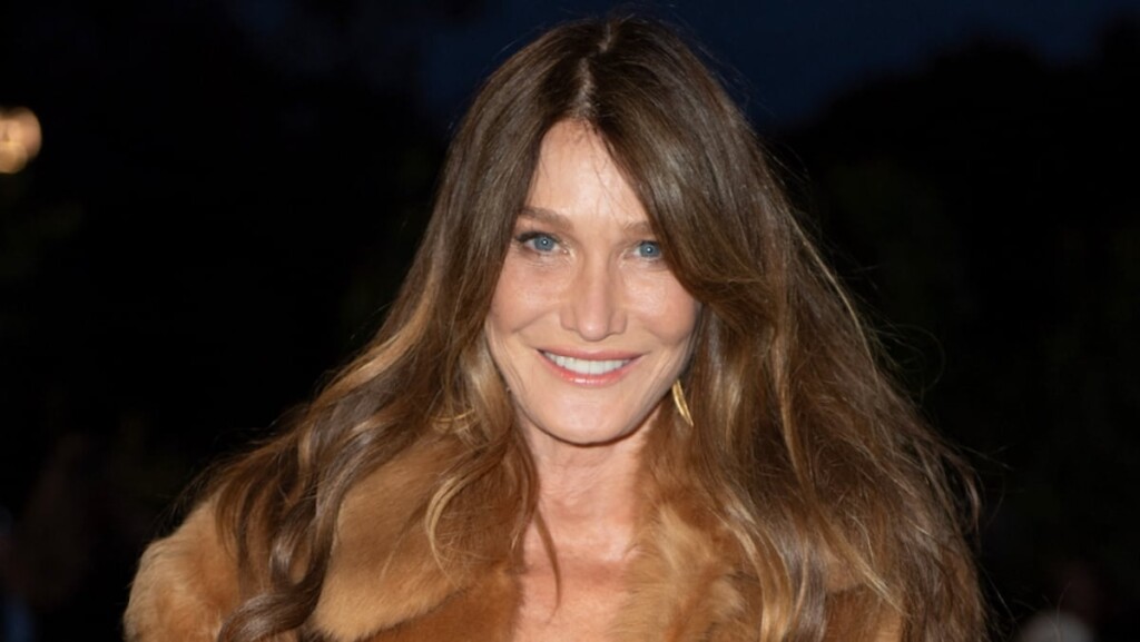Carla Bruni en string fausse fourrure : la femme de Nicolas Sarkozy répond à cette photo osée Carla Bruni en string fausse fourrure : la femme de Nicolas Sarkozy répond à cette photo osée