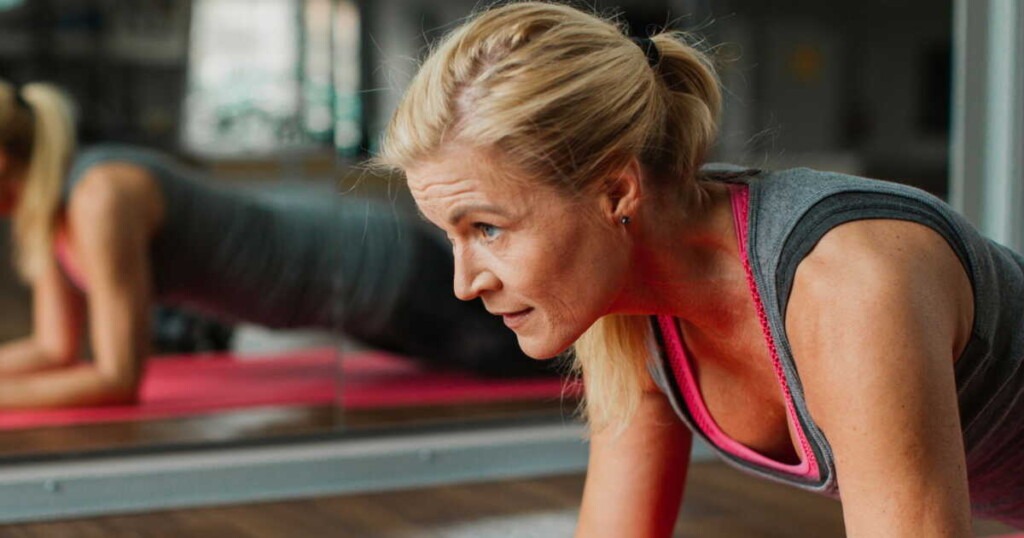 Cet exercice de gainage est idéal pour renforcer et dessiner les muscles abdominaux Cet exercice de gainage est idéal pour renforcer et dessiner les muscles abdominaux