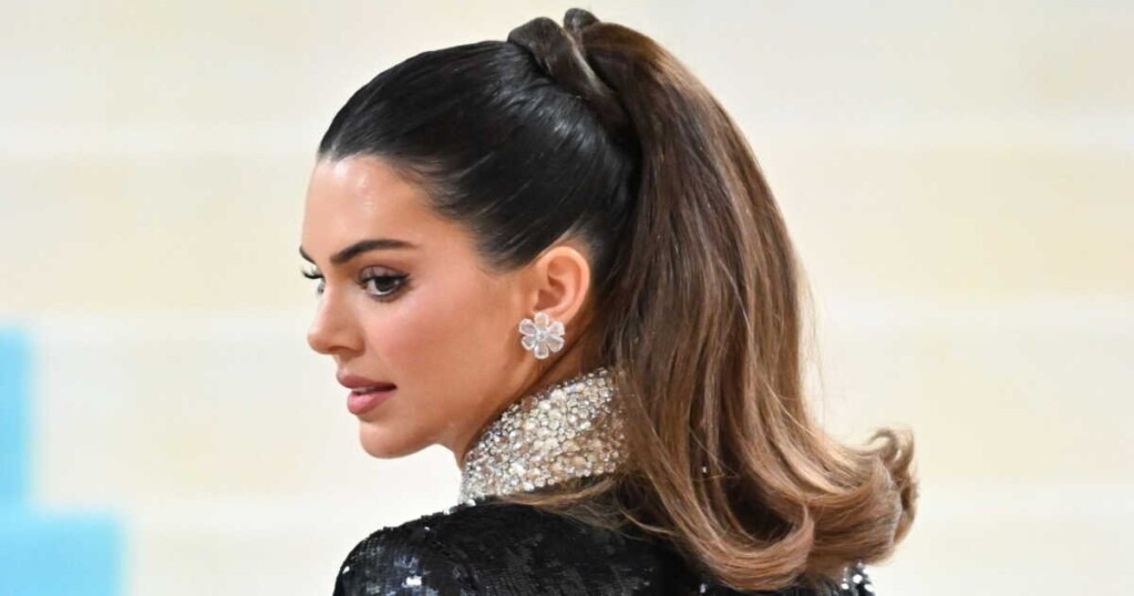 Une méthode de coiffeur pour adoucir et éclaircir une teinture trop sombre Une méthode de coiffeur pour adoucir et éclaircir une teinture trop sombre