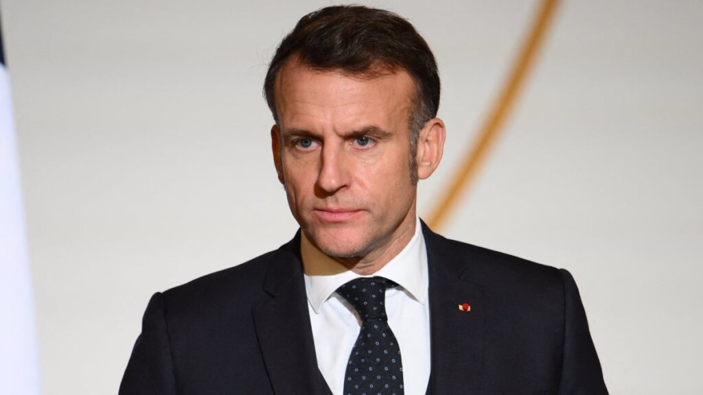 Elle veut séduire Nicolas, sans jamais le quitter des yeux Elle veut séduire Nicolas, sans jamais le quitter des yeux