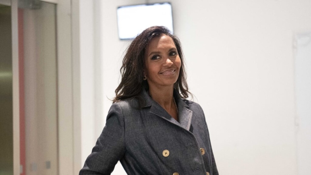 Karine Le Marchand dévoile sa grande maison de campagne, mais ne veut pas y vivre en permanence Karine Le Marchand dévoile sa grande maison de campagne, mais ne veut pas y vivre en permanence