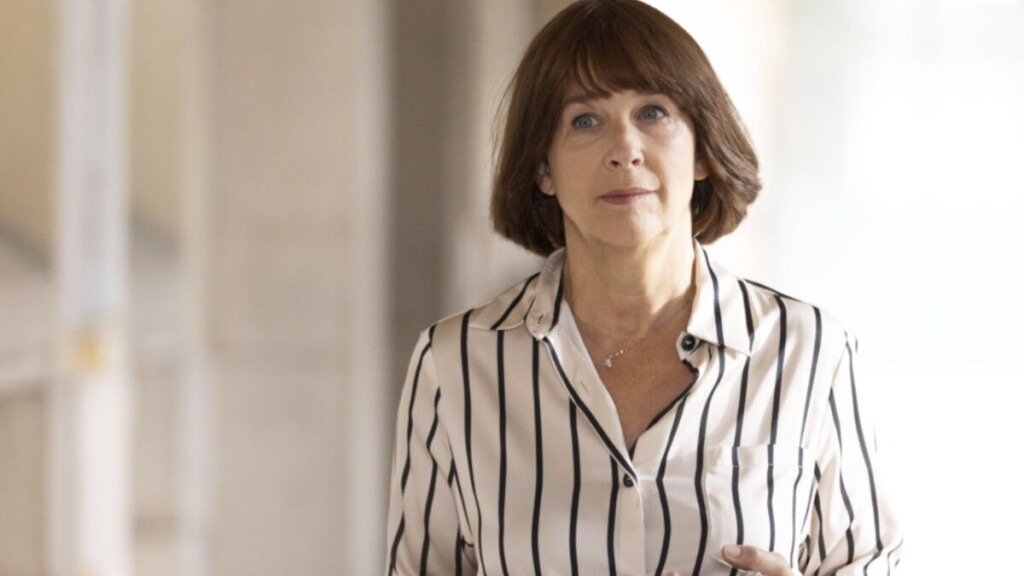 La drôle de perruque d’Isabelle Gélinas fait éclater de rire l’équipe et les téléspectateurs La drôle de perruque d’Isabelle Gélinas fait éclater de rire l’équipe et les téléspectateurs