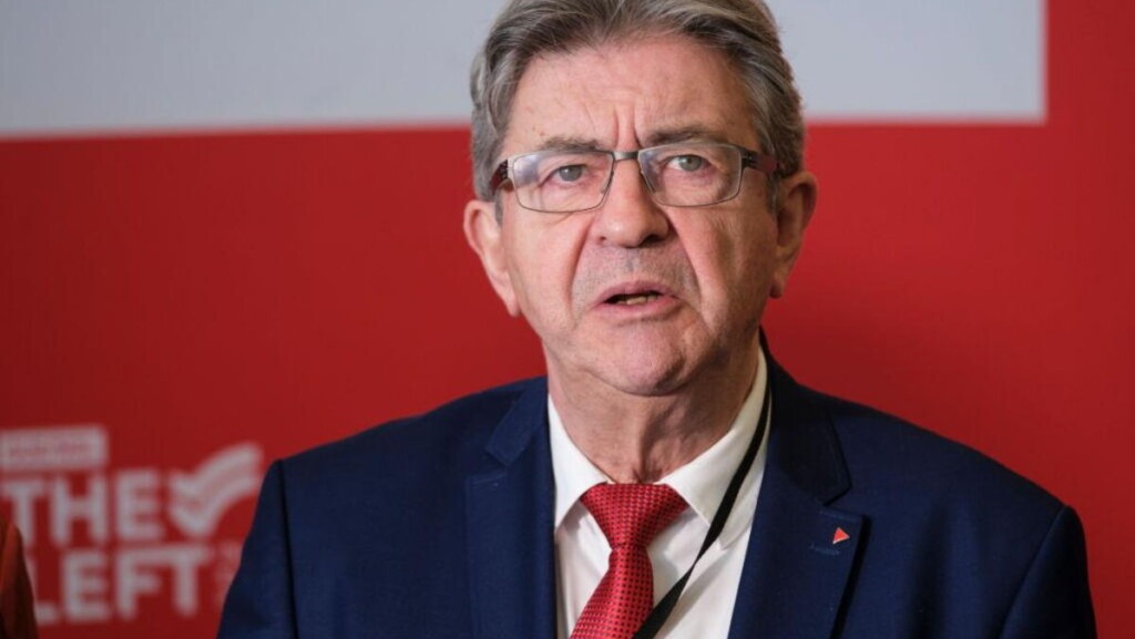 Lors d’une conférence, Mélenchon critique sévèrement le président Lors d’une conférence, Mélenchon critique sévèrement le président
