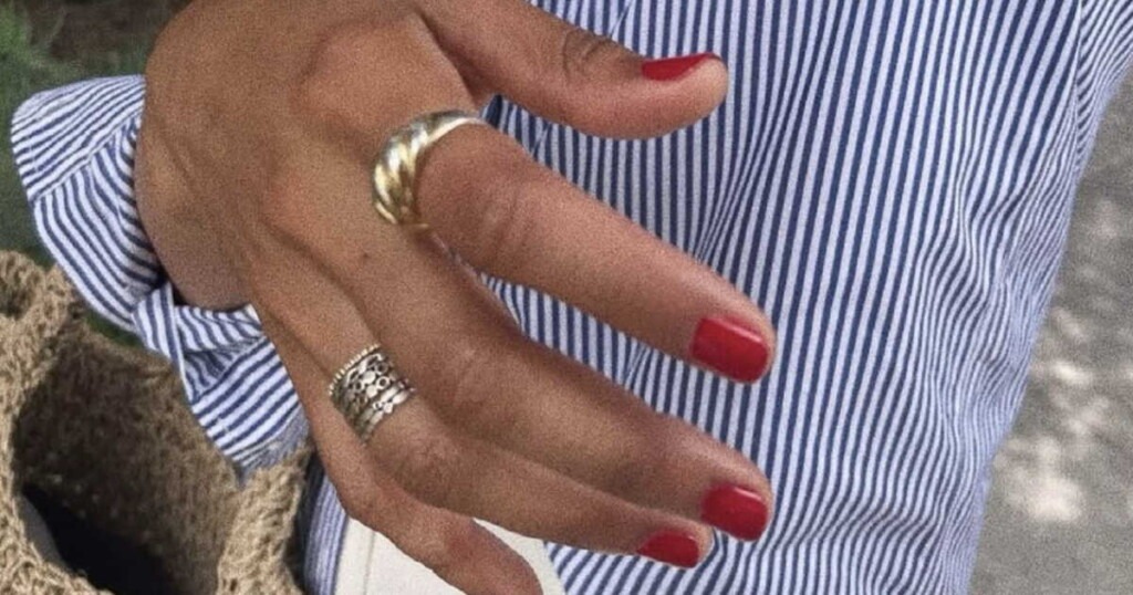 Depuis 25 ans, ce vernis rouge emblématique reste une tendance incontournable pour les ongles Depuis 25 ans, ce vernis rouge emblématique reste une tendance incontournable pour les ongles