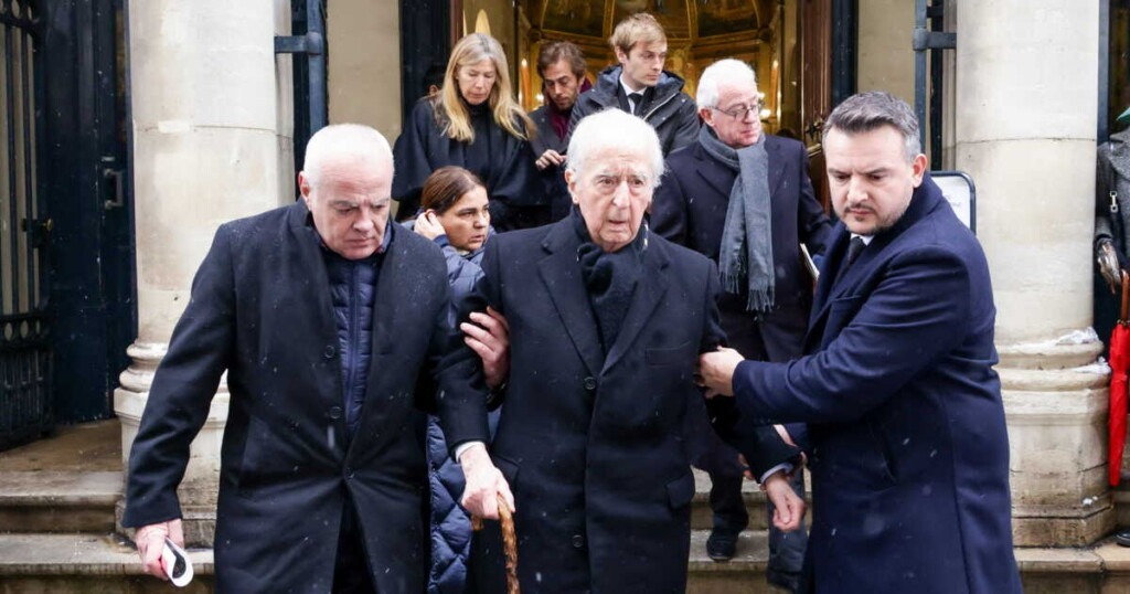 Lors des obsèques de Marie-Josèphe Balladur, Édouard Balladur, ému, entouré de figures politiques Lors des obsèques de Marie-Josèphe Balladur, Édouard Balladur, ému, entouré de figures politiques