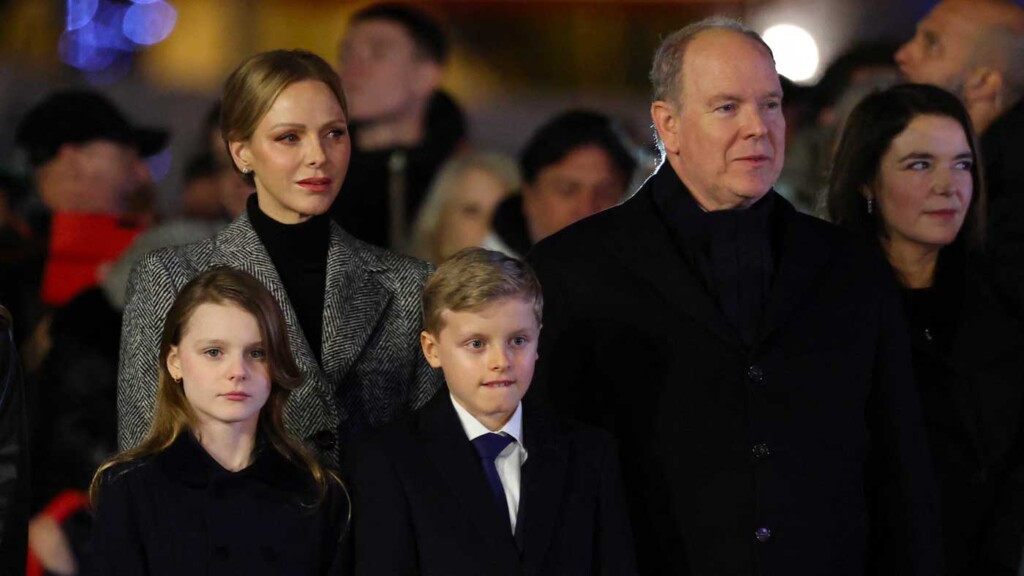 Le prince Albert II, la princesse Charlène et leurs jumeaux illuminent la barque de Sainte Dévote Le prince Albert II, la princesse Charlène et leurs jumeaux illuminent la barque de Sainte Dévote