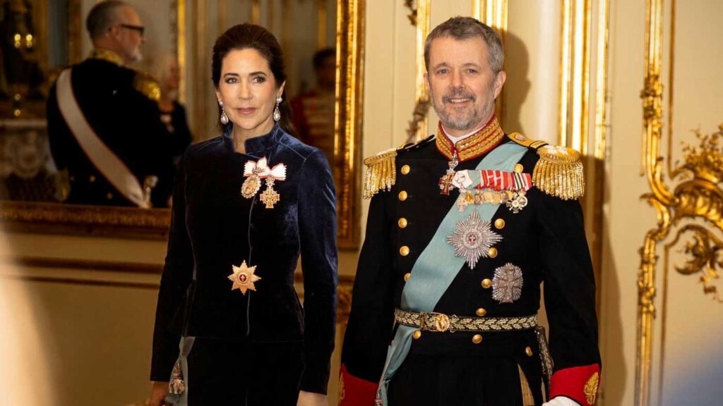 Le roi Frederik et la reine Mary reçoivent chaque maire danois, habillés de velours Le roi Frederik et la reine Mary reçoivent chaque maire danois, habillés de velours
