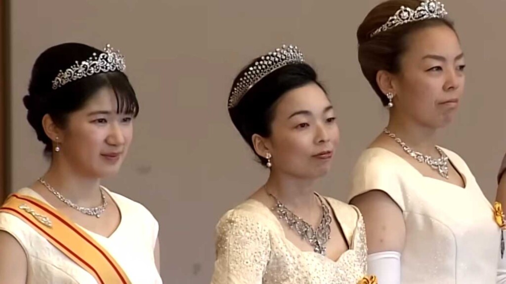 La princesse Akiko porte un diadème unique symbolisant son nouveau rôle dans la famille impériale La princesse Akiko porte un diadème unique symbolisant son nouveau rôle dans la famille impériale