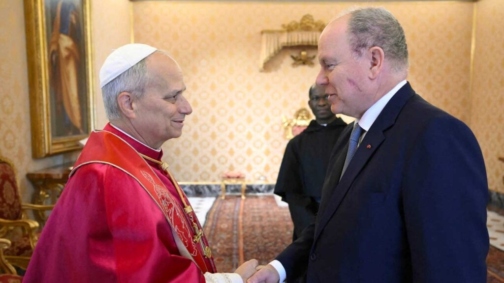 Le pape Léon XIV accueille le prince Albert II, portant une cicatrice, au Vatican Le pape Léon XIV accueille le prince Albert II, portant une cicatrice, au Vatican
