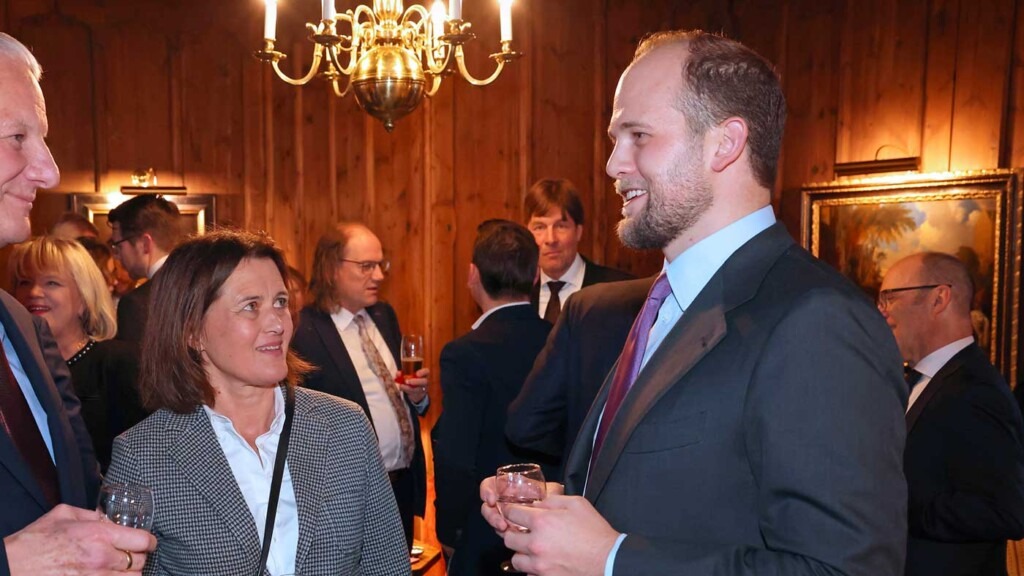 Hans-Adam II et la famille princière accueillent les dignitaires au château de Vaduz pour le Nouvel An Hans-Adam II et la famille princière accueillent les dignitaires au château de Vaduz pour le Nouvel An