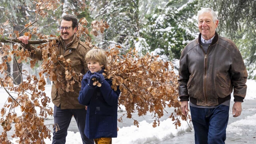 Trois générations de princes serbes maintiennent une vieille tradition de fête de Noël Trois générations de princes serbes maintiennent une vieille tradition de fête de Noël