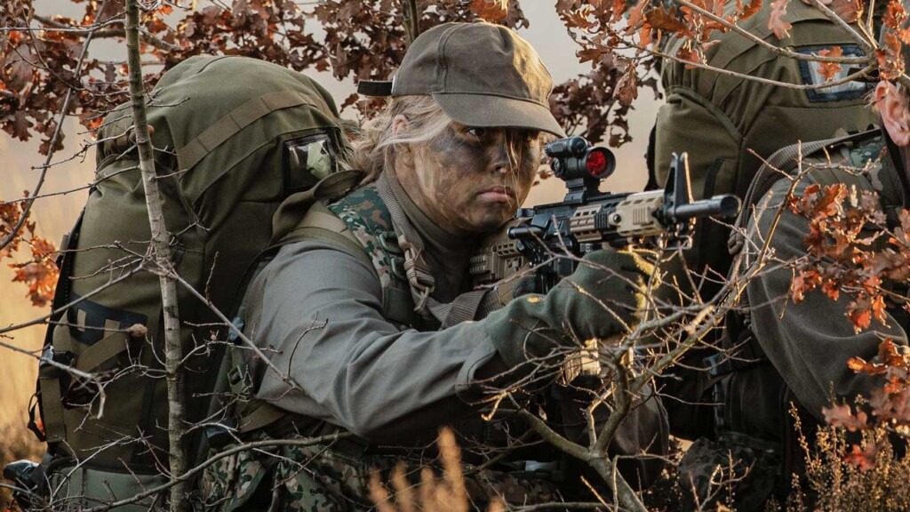 La princesse Amalia devient caporale et apparaît pour la première fois en uniforme avec une arme La princesse Amalia devient caporale et apparaît pour la première fois en uniforme avec une arme