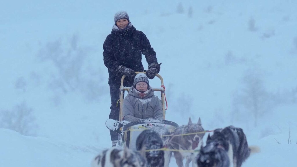 La princesse Ingrid Alexandra s’approche de la frontière russe en traîneau à chiens La princesse Ingrid Alexandra s’approche de la frontière russe en traîneau à chiens