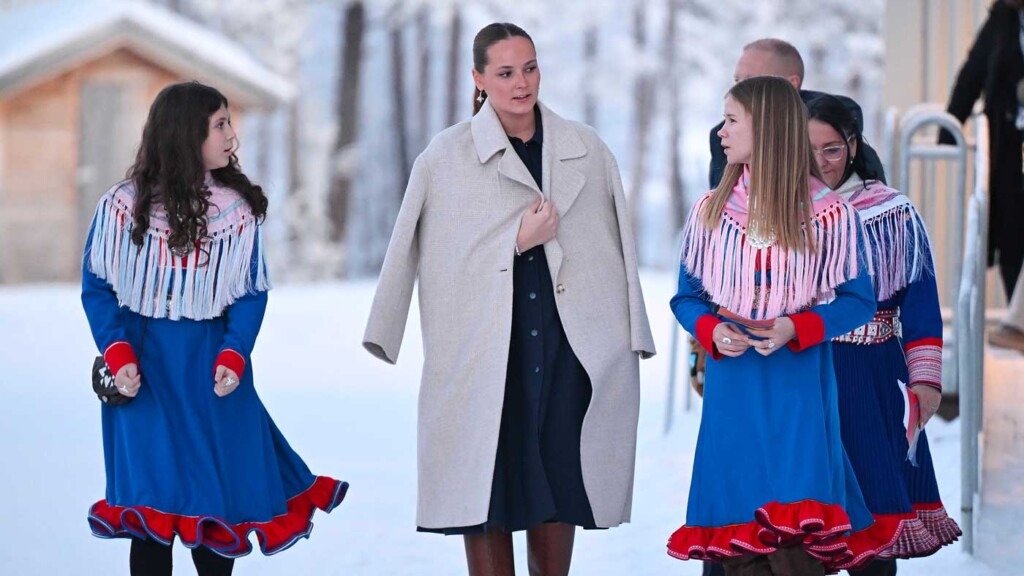 La princesse Ingrid Alexandra visite une école du Grand Nord et le Parlement sami La princesse Ingrid Alexandra visite une école du Grand Nord et le Parlement sami
