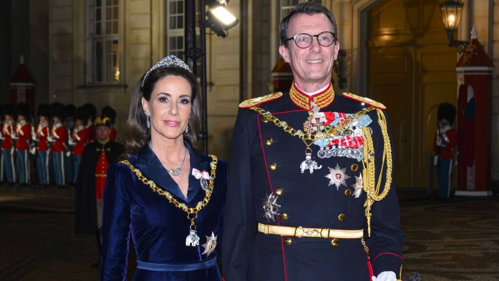 En 2026, la princesse Marie porte le diadème Nuits Claires de Mauboussin et une robe bleu nuit En 2026, la princesse Marie porte le diadème Nuits Claires de Mauboussin et une robe bleu nuit