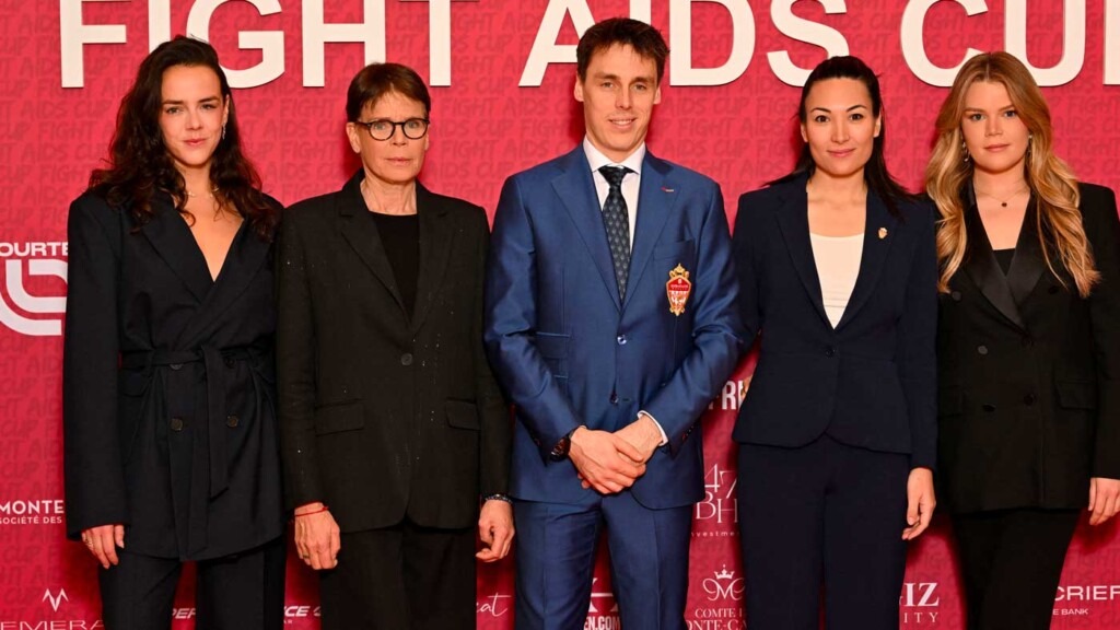 La princesse Stéphanie et ses filles sont enchantées par le triomphe de Louis Ducruet à la Fight Aids Cup La princesse Stéphanie et ses filles sont enchantées par le triomphe de Louis Ducruet à la Fight Aids Cup