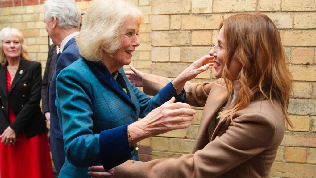 La reine Camilla et une ancienne Spice Girl se rencontrent dans un centre de traitement du cancer La reine Camilla et une ancienne Spice Girl se rencontrent dans un centre de traitement du cancer