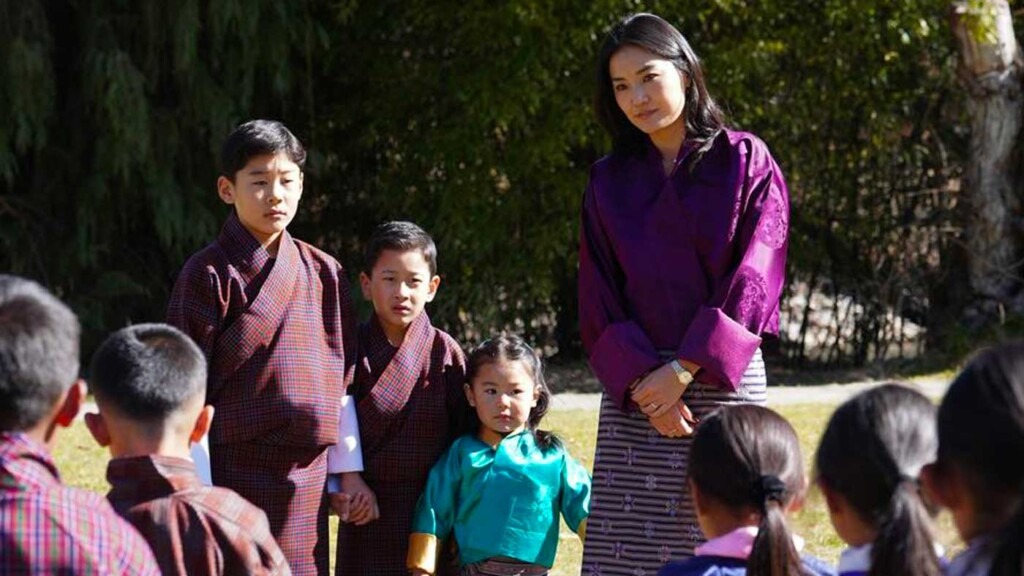 La reine Jetsun Pema et ses trois enfants reçoivent les vœux des jeunes visiteurs au palais La reine Jetsun Pema et ses trois enfants reçoivent les vœux des jeunes visiteurs au palais