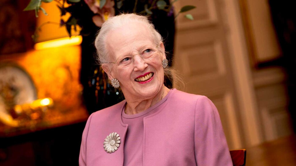 La reine Margrethe sert du champagne aux porte-parole des associations qu’elle soutient La reine Margrethe sert du champagne aux porte-parole des associations qu’elle soutient