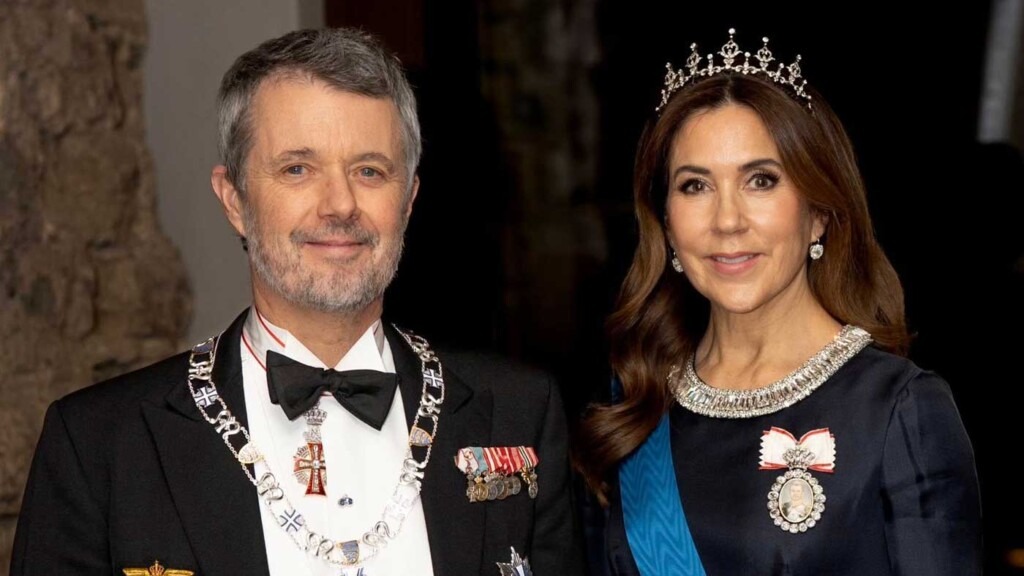 La reine Mary porte son diadème de mariage, tandis que le roi Frederik exhibe la Croix de Terra Mariana en Estonie La reine Mary porte son diadème de mariage, tandis que le roi Frederik exhibe la Croix de Terra Mariana en Estonie