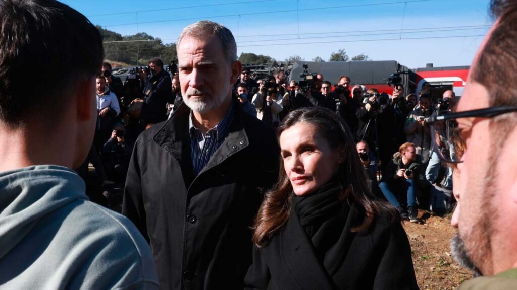 Le roi Felipe et la reine Letizia se rendent sur place pour rencontrer les blessés Le roi Felipe et la reine Letizia se rendent sur place pour rencontrer les blessés