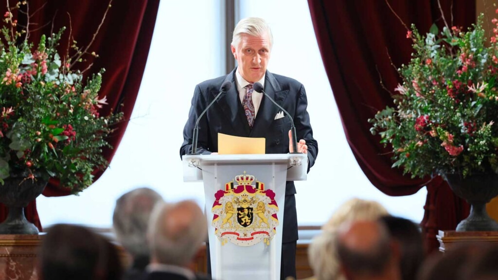 Le roi Philippe parle aux corps constitués dans la salle du Trône, avec Mathilde, Laurent et Claire Le roi Philippe parle aux corps constitués dans la salle du Trône, avec Mathilde, Laurent et Claire