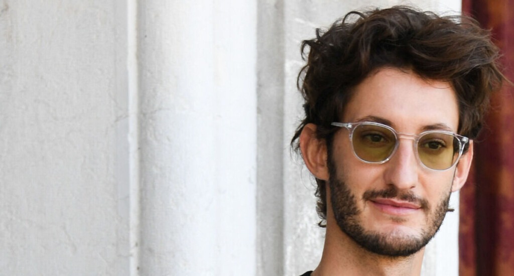 Pierre Niney agressé : il est frappé, une jeune femme intervient pour le protéger Pierre Niney agressé : il est frappé, une jeune femme intervient pour le protéger