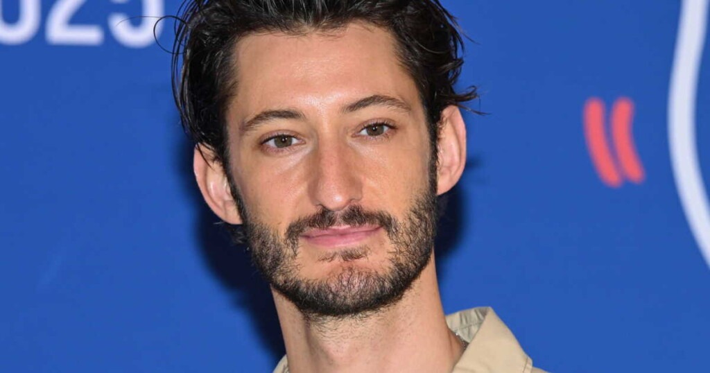 Pierre Niney a un ami de lycée devenu chanteur célèbre Pierre Niney a un ami de lycée devenu chanteur célèbre